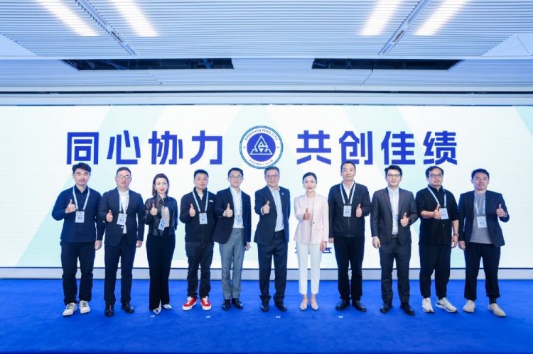 足球報(bào)：10家企業(yè)捧場(chǎng)新賽季出征儀式，深圳新鵬城進(jìn)一步做強(qiáng)做優(yōu)