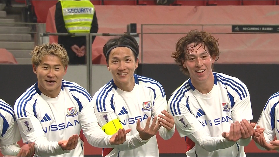 5分鐘連丟2球！天野純搶點破門+和隊友跳搖籃舞慶祝，海港2球落后