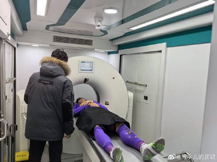 補時階段頭部被撞，天津記者：目前謝維軍正在醫(yī)院接受檢查