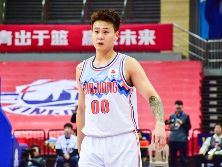 狀態(tài)不俗！趙睿半場(chǎng)9中4拿到15分5籃板