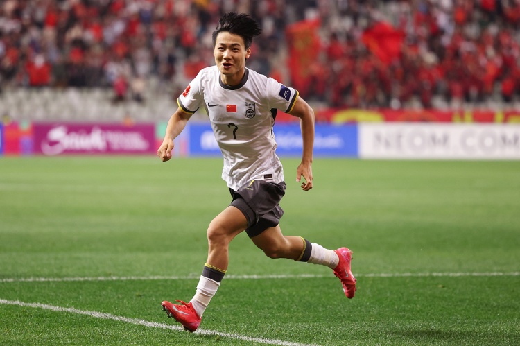 媒體人：朱鵬宇、毛偉杰踢中甲時(shí)我就夸了，中國足球需偶像球星